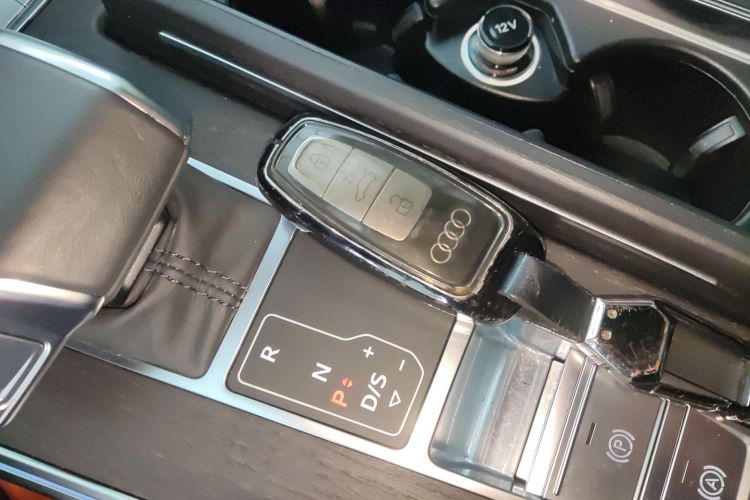 奥迪A6L 2024款 45 TFSI quattro 臻选动感型中控内饰7001