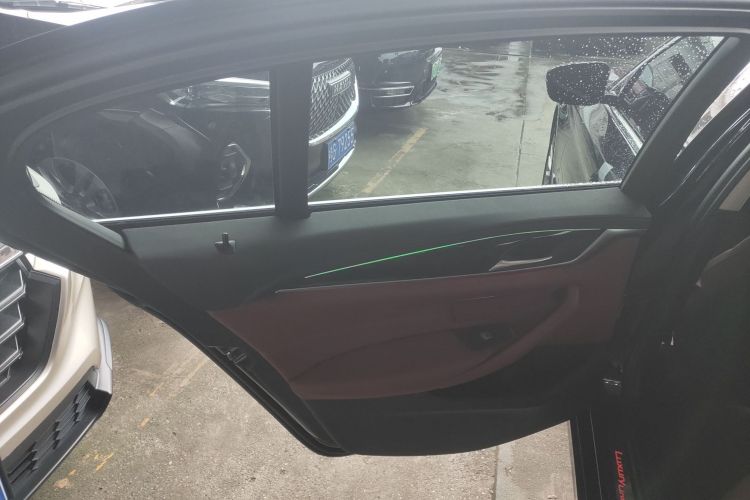 宝马5系 2022款 改款 525Li 豪华套装中控内饰7008