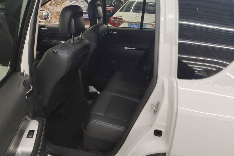 Jeep 指南者(进口) 2014款 改款 2.4L 四驱舒适版中控内饰7004