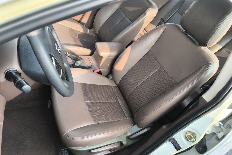 众泰Z300 2014款 1.6L 都市版自动豪华型中控内饰19