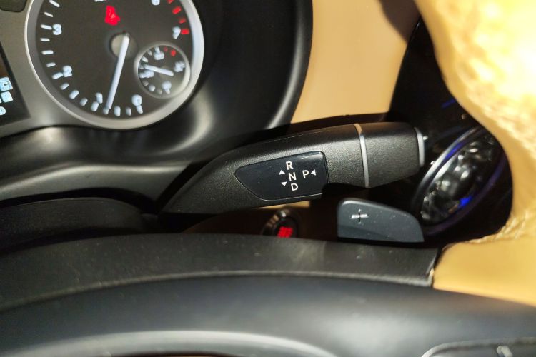 奔驰 威霆 2021款 2.0T 精英版 7座中控内饰18