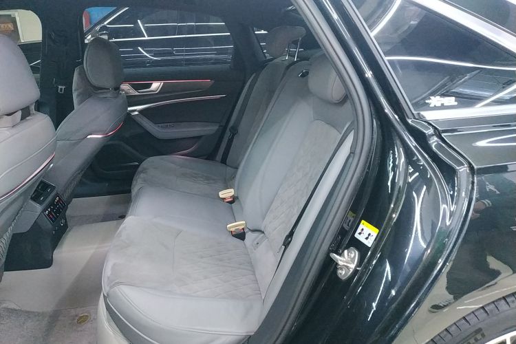 奥迪A6L 2023款 改款 55 TFSI quattro 尊享动感型中控内饰7004