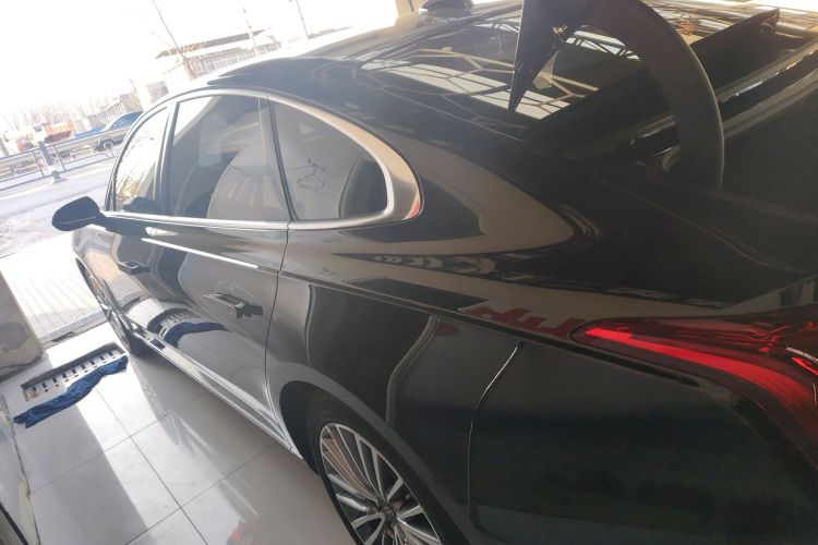 红旗H9 2023款 2.0T 智联旗享版车身外观4