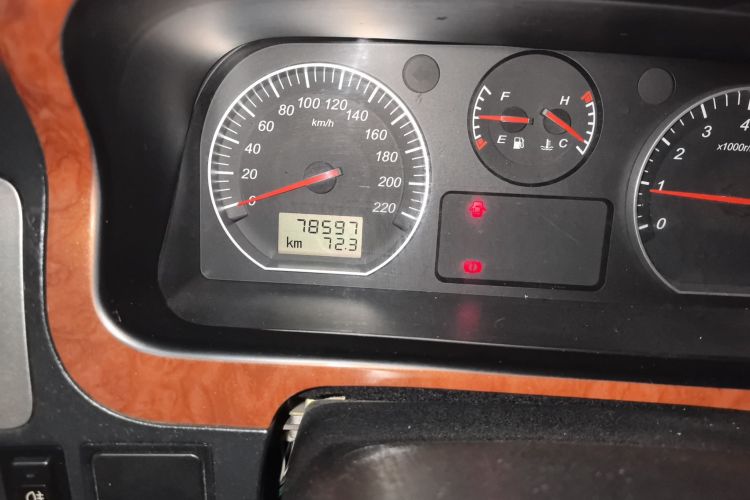 金杯 阁瑞斯 2015款 2.0L经典版 标准型长轴7/9座中控内饰15