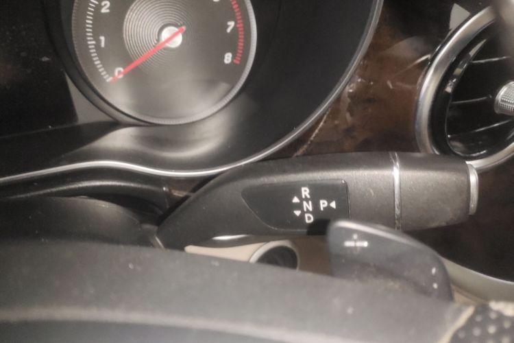 奔驰V级 2017款 V 260 尊贵版中控内饰18