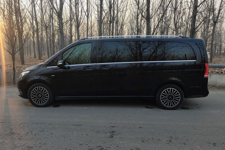 奔驰V级 2017款 V 260 L 尊贵加长版车身外观4