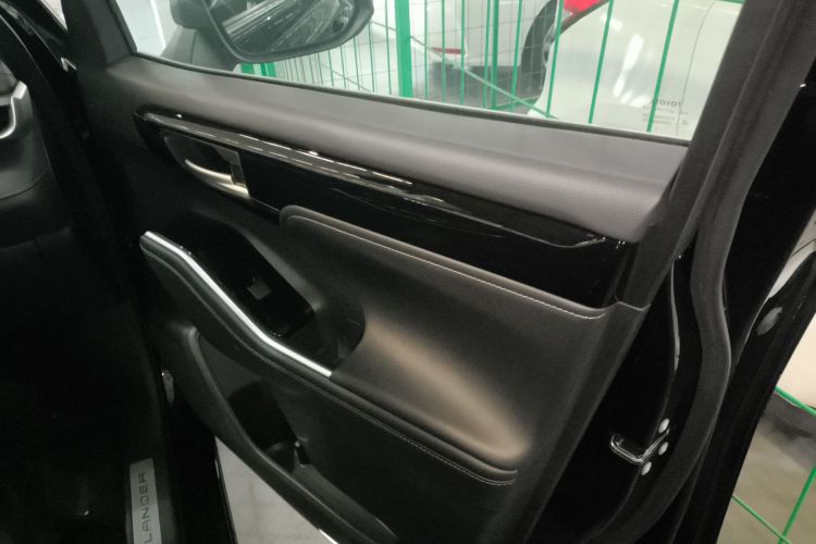 丰田 汉兰达 2023款 2.5L智能电混双擎两驱尊贵版 7座中控内饰42