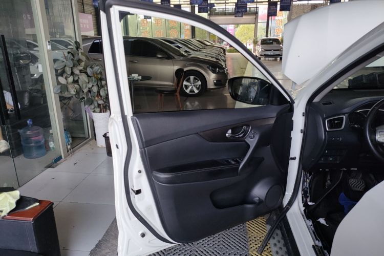 日产 奇骏 2015款 2.0L CVT舒适MAX版 2WD中控内饰7007