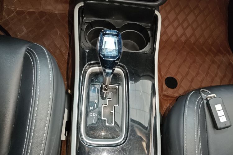 三菱 欧蓝德 2020款 2.0L 两驱畅享版 5座中控内饰18