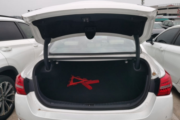 红旗H5 2018款 30TD 智联灵动版机舱底盘23