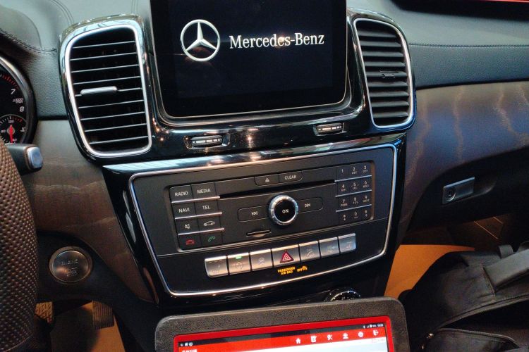 奔驰GLE 2018款 GLE 320 4MATIC 动感型臻藏版中控内饰16