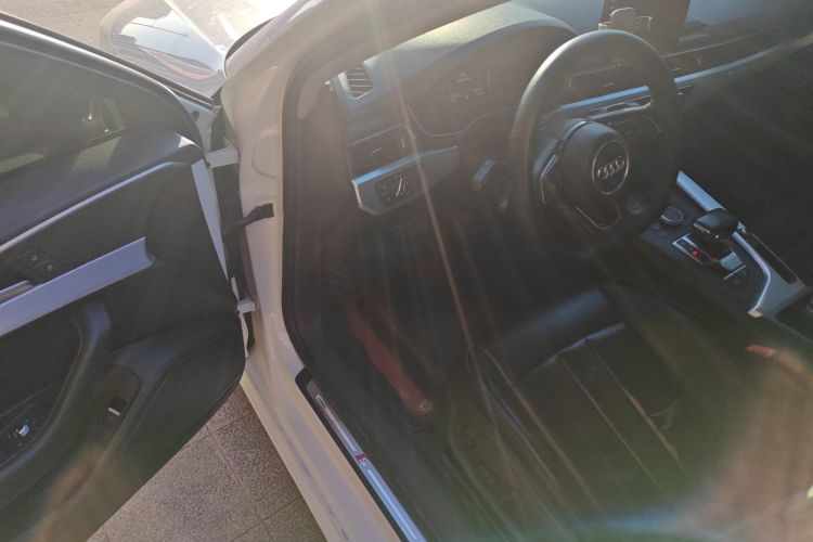 奥迪A4L 2018款 30周年年型 45 TFSI quattro 个性运动版中控内饰20