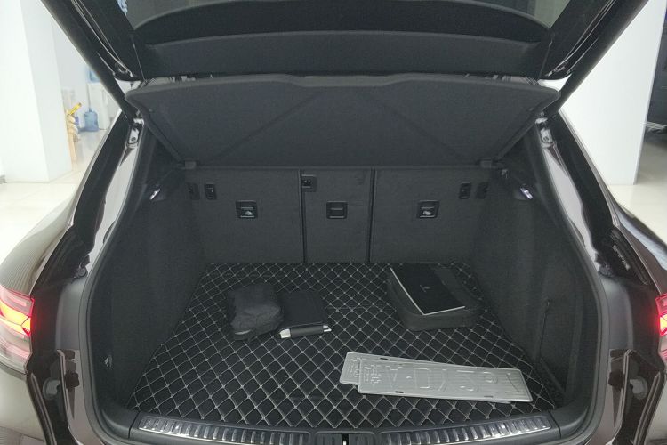 保时捷 2021款 Macan 2.0T机舱底盘23