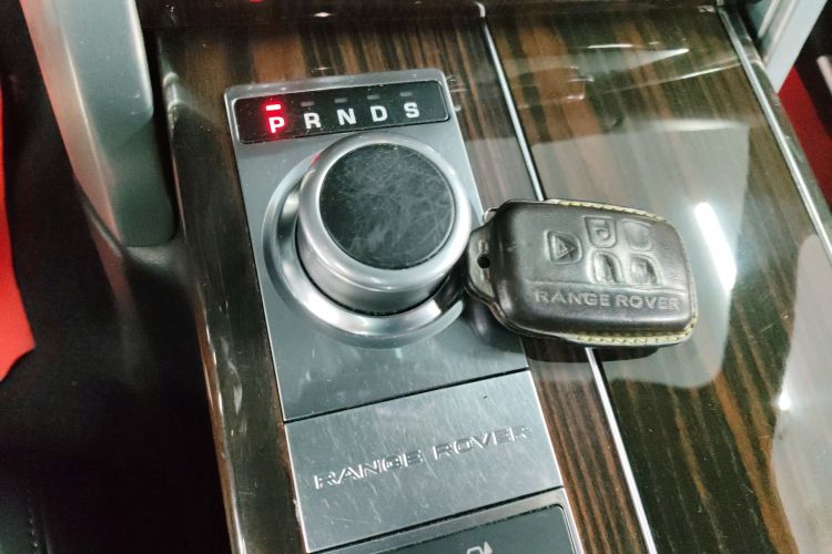 路虎 揽胜 2014款 3.0 SC V6 Vogue中控内饰18