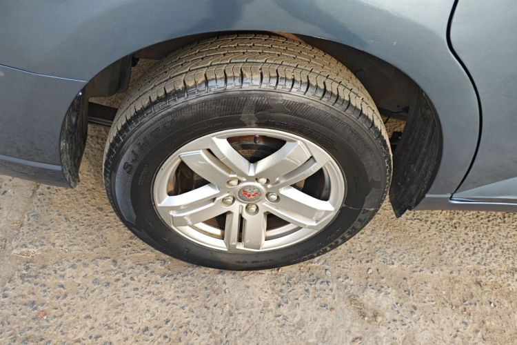 五菱汽车 五菱宏光PLUS 2020款 1.5L 手动舒适型 7座车身外观56