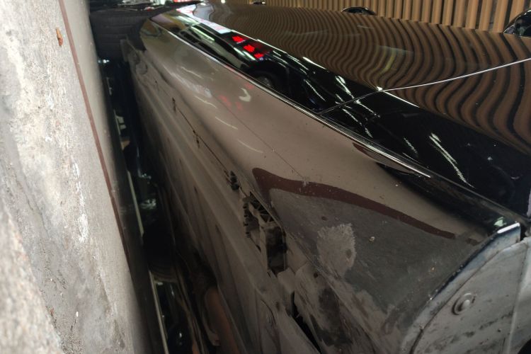 奔驰E级新能源 2022款 改款 E 350 e L 插电式混合动力运动轿车局部细节9001