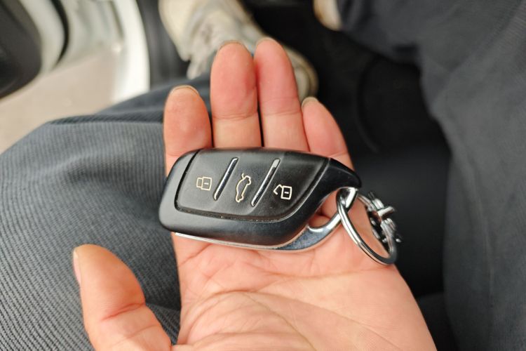 飞凡汽车 飞凡ER6 2021款 新动版 620km 智行版中控内饰11