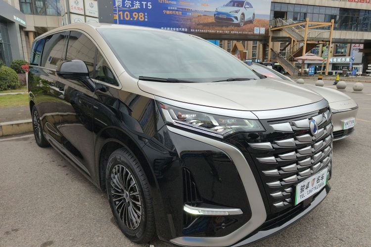 腾势D9 2022款 DM-i 1040 尊贵型车身外观3