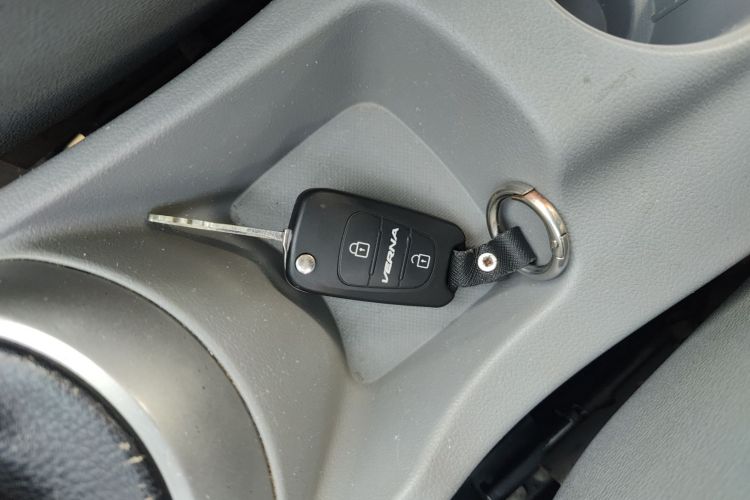 现代 瑞纳 2014款 1.4L 手动智能型GLS中控内饰11