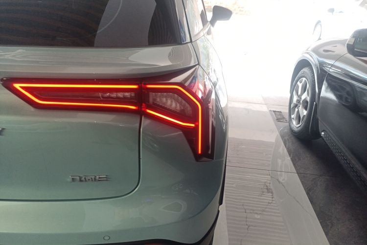 吉利几何E萤火虫 2022款 401KM 霹雳虎 4座车身外观9