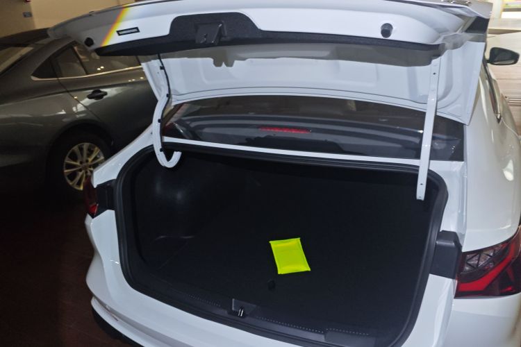 荣威i5 2026款 1.5L CVT豪华版机舱底盘23