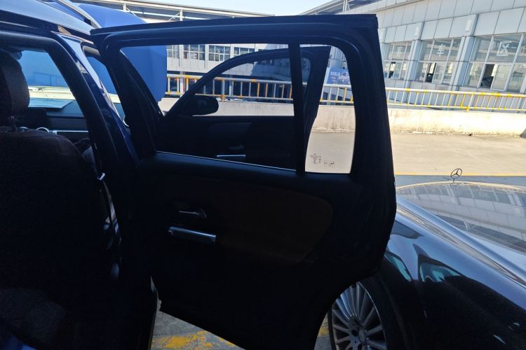 奔驰GLB 2022款 改款二 GLB 200 时尚型中控内饰45