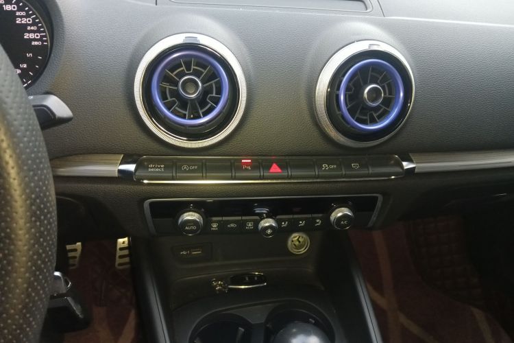 奥迪A3 2018款 30周年年型 Limousine 40 TFSI 运动型中控内饰16