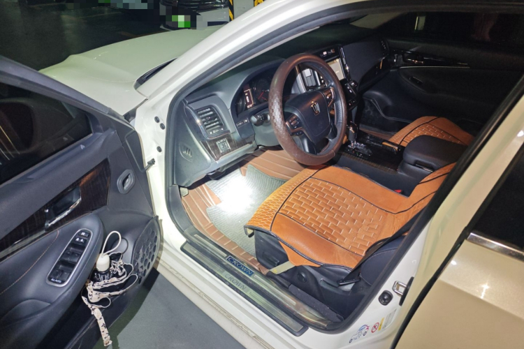 丰田 皇冠 2015款 2.5L 智享版中控内饰20