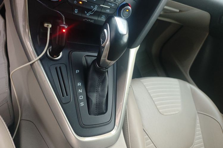 福特 福克斯 2015款 两厢 1.6L 自动风尚型中控内饰18