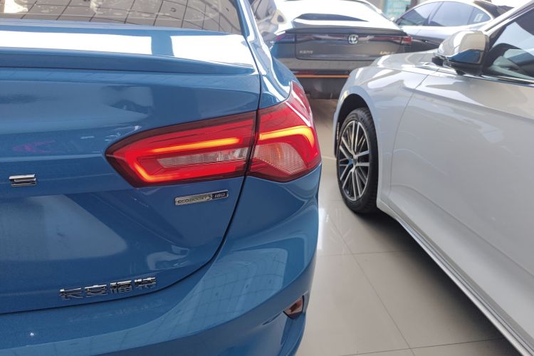 福特 福克斯 2022款 三厢 EcoBoost 180 自动ST Line车身外观9