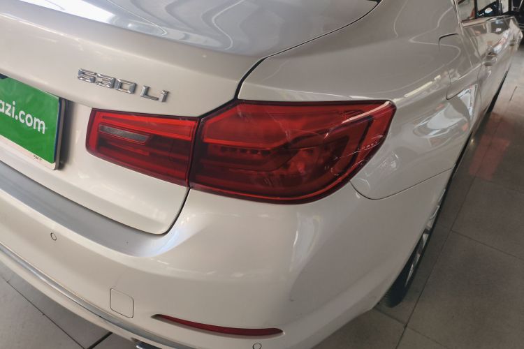 宝马5系 2019款 530Li 领先型 豪华套装车身外观9