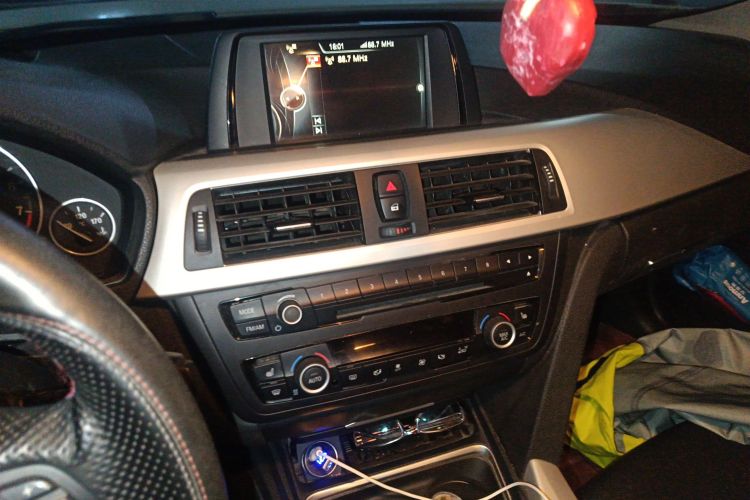 宝马3系 2015款 320i 超悦版时尚型中控内饰16