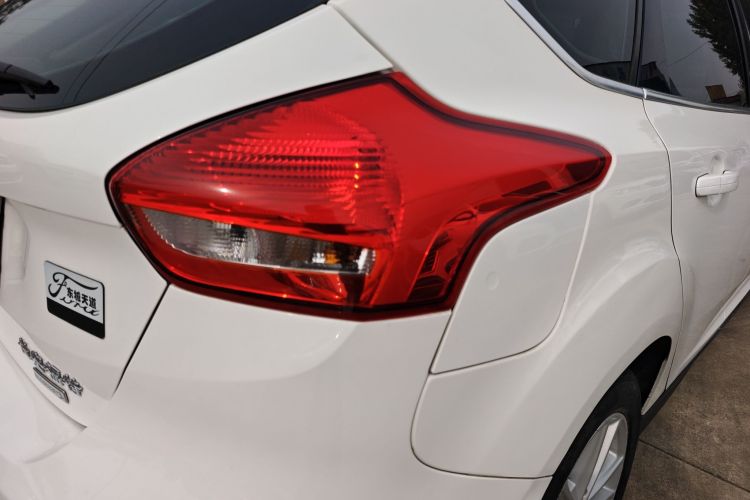 福特 福克斯 2018款 两厢经典 EcoBoost 180 自动精英型车身外观9