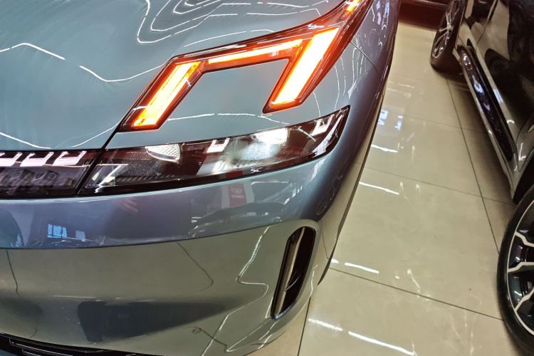 领克08 EM-P 2025款 220km 四驱性能Halo车身外观36