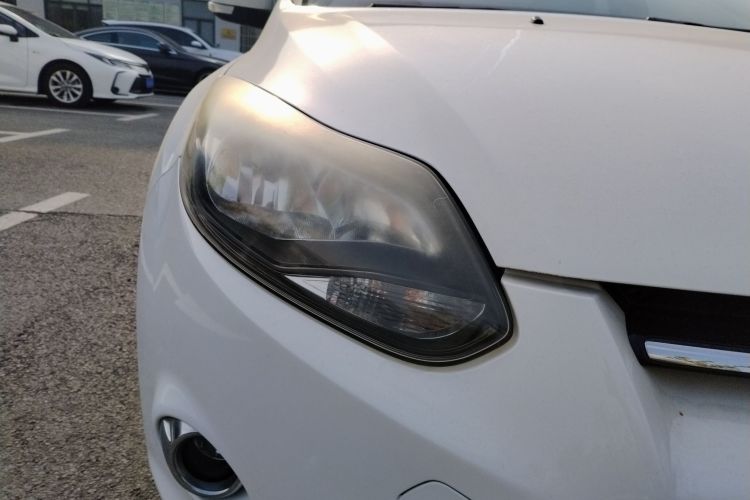 福特 福克斯 2012款 两厢 2.0L 手动豪华运动型车身外观6006