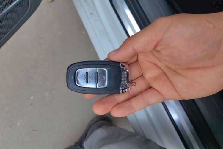 奥迪A4L 2011款 2.0 TFSI 标准型中控内饰7001