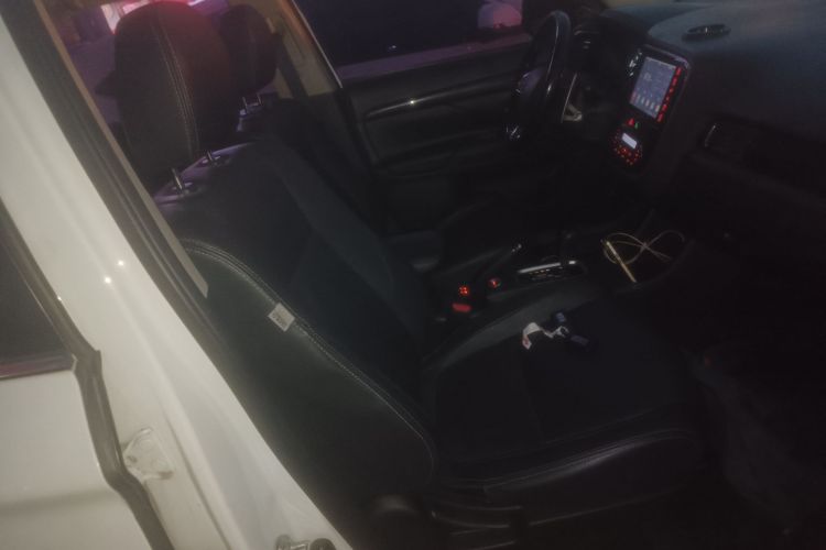 三菱 欧蓝德 2016款 2.4L 四驱精英版 5座局部细节41