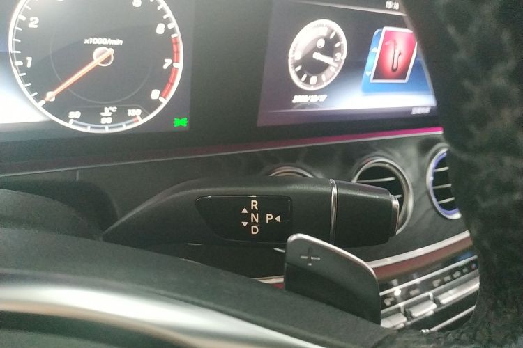 奔驰E级 2016款 E 300 L 运动时尚型中控内饰18