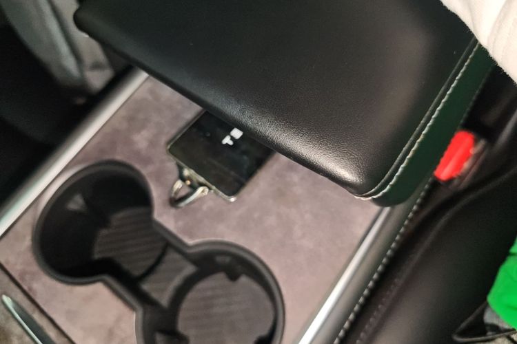 特斯拉 Model Y 2022款 改款 后轮驱动版中控内饰7001