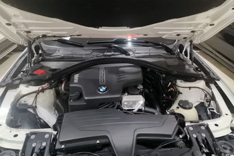 宝马3系 2014款 320Li 豪华设计套装机舱底盘24