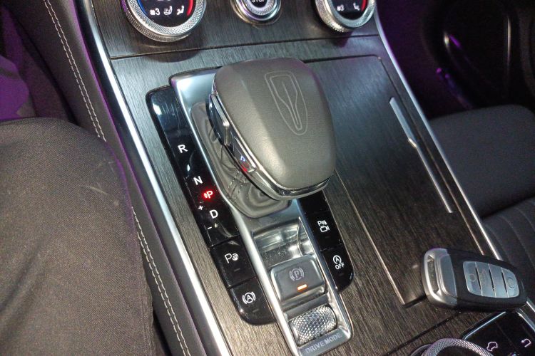 红旗H9 2022款 2.0T 智联旗畅版中控内饰18