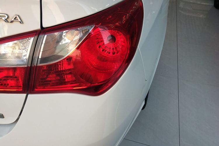 现代 悦动 2011款 1.6L 自动舒适型车身外观9