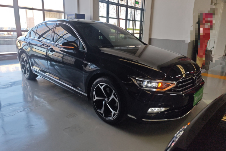 大众 迈腾 2023款 200万辆纪念版 330TSI DSG豪华型车身外观3