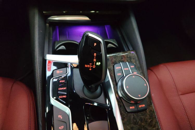 宝马5系 2020款 530Li 领先型 M运动套装中控内饰18