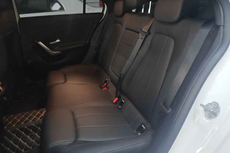 奔驰A级 2022款 A 180 L 运动轿车中控内饰21