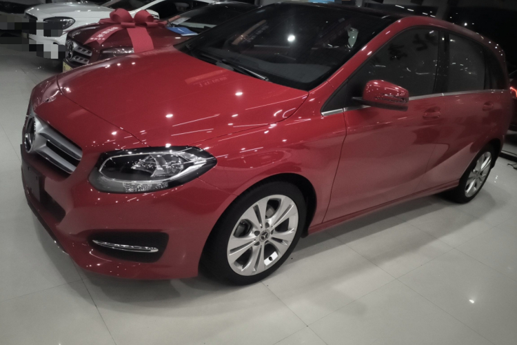 奔驰B级 2017款 B 200 动感型车身外观4