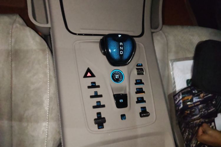 比亚迪 汉 2025款 DM-i 125KM尊荣型中控内饰18