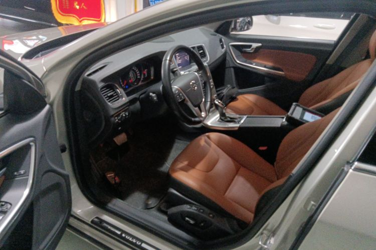 沃尔沃S60 2019款 S60L T3 智进版中控内饰19