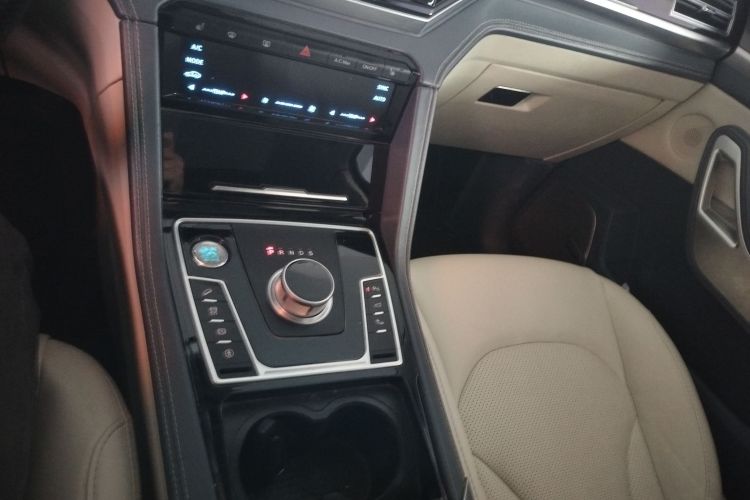 众泰 大迈X7 2018款 2.0T 自动至尊型中控内饰18