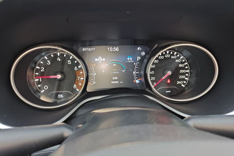 Jeep 指南者 2020款 220T 自动精英版中控内饰14